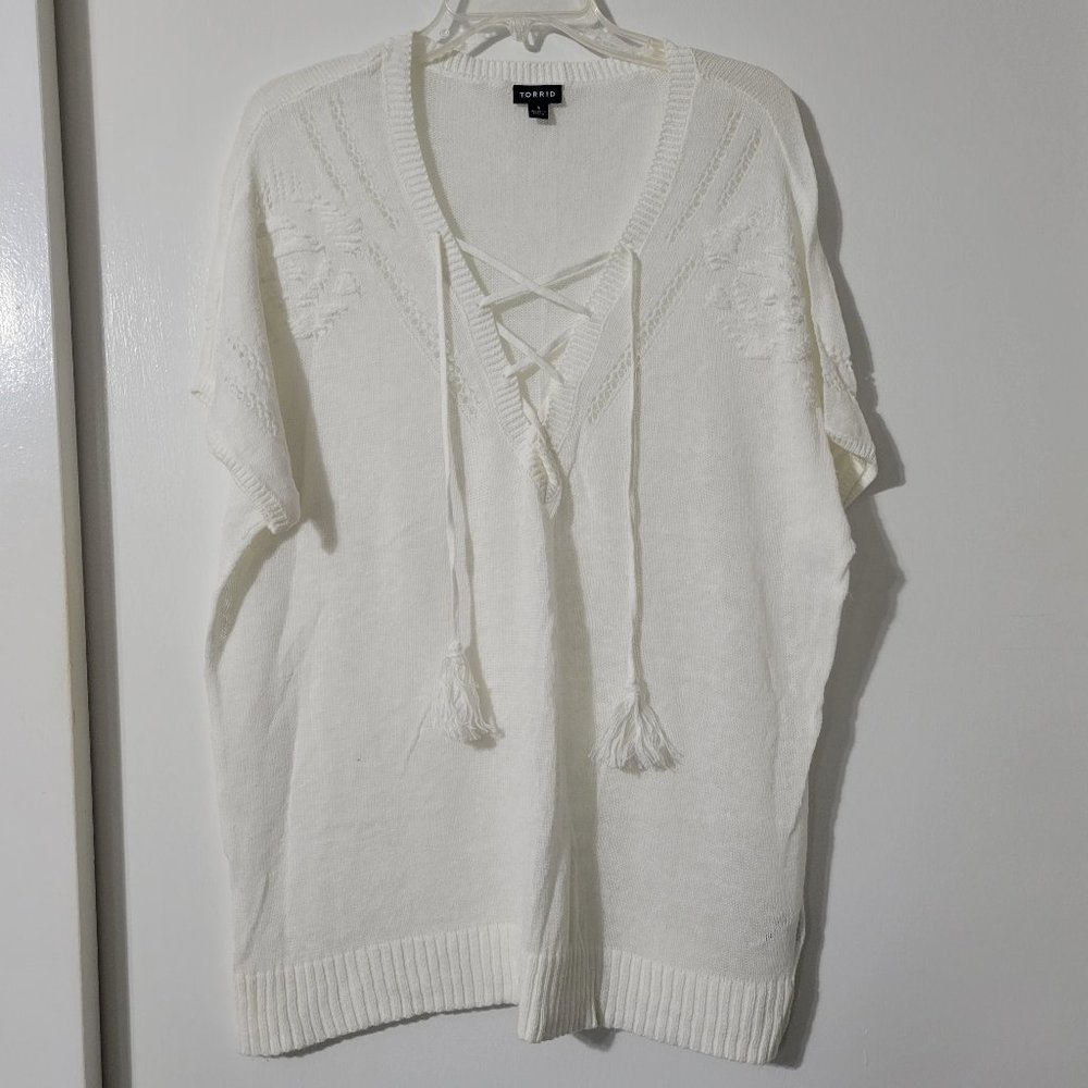Torrid Size 1, Cream Knit Top w Crochet Like Flower